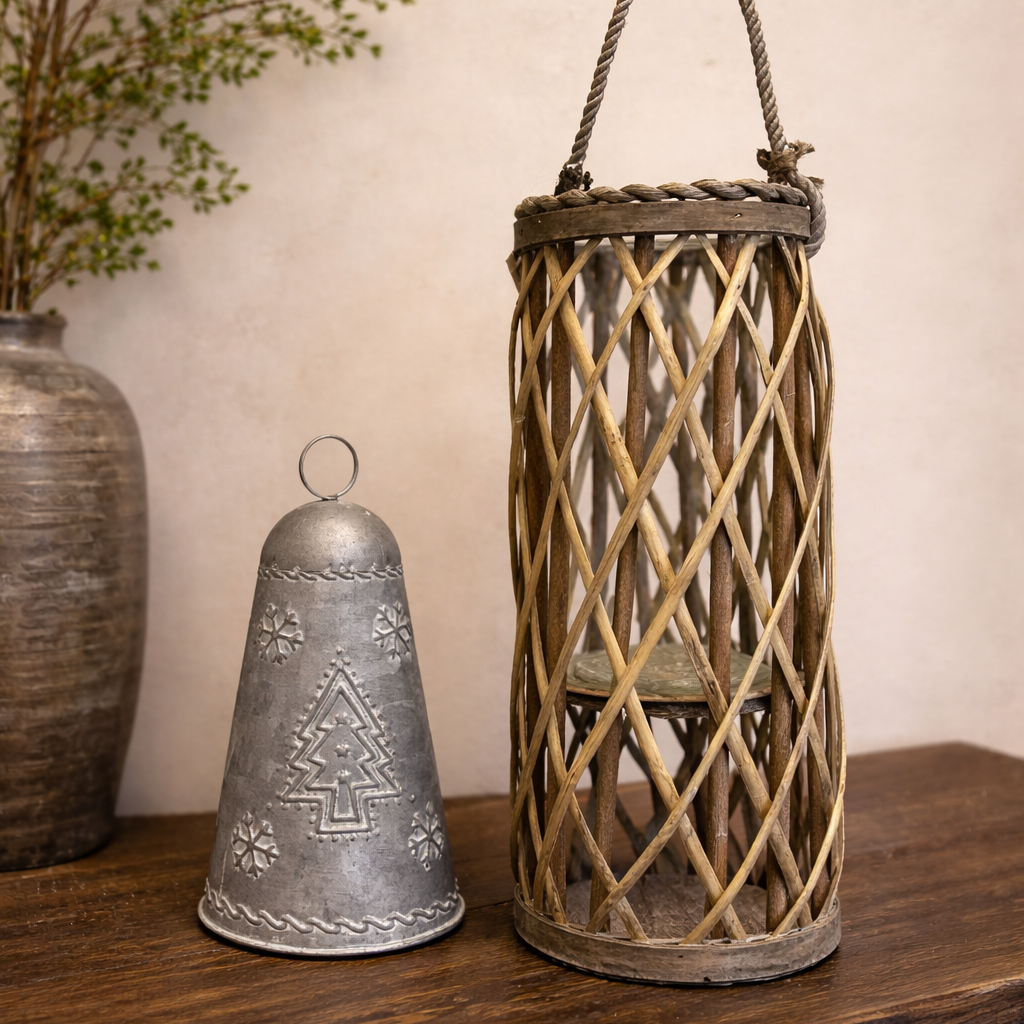 WILLOW LANTERN WITH GLASS VASE